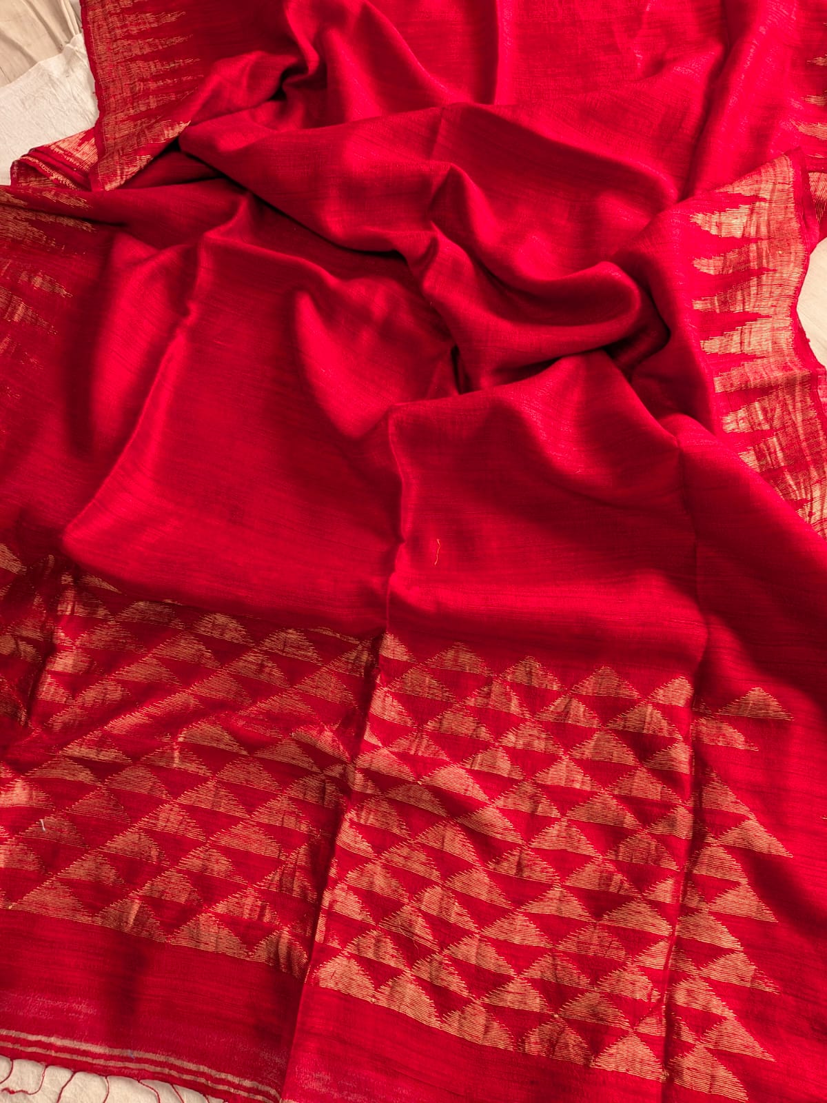 Durga red premium-quality Pure Matka Jamdani saree with traditional woven designs and running Matka blouse piece by Rihyaaz Fashions.