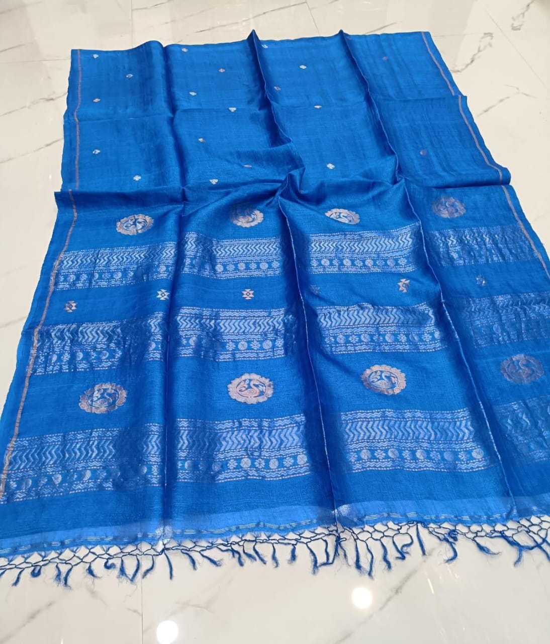 Mabesha by Rihyaaz – Handwoven Tussar by Tussar Jamdani saree with intricate needlework, elegant swan motifs, and matching running blouse piece.