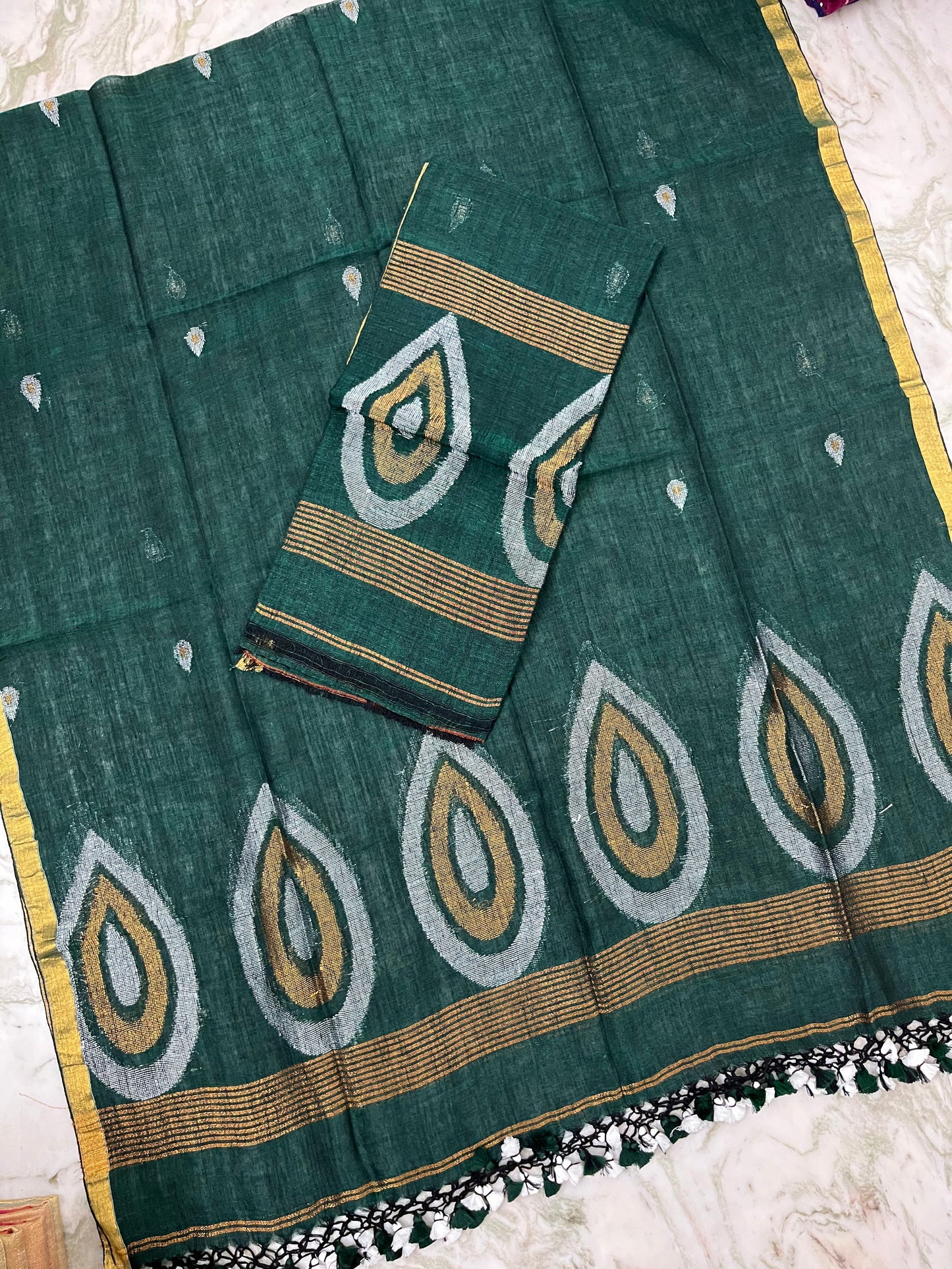 𝓑𝓲𝓷𝓭𝓾 – The Drop-Shaped Zari Weaved Elegance